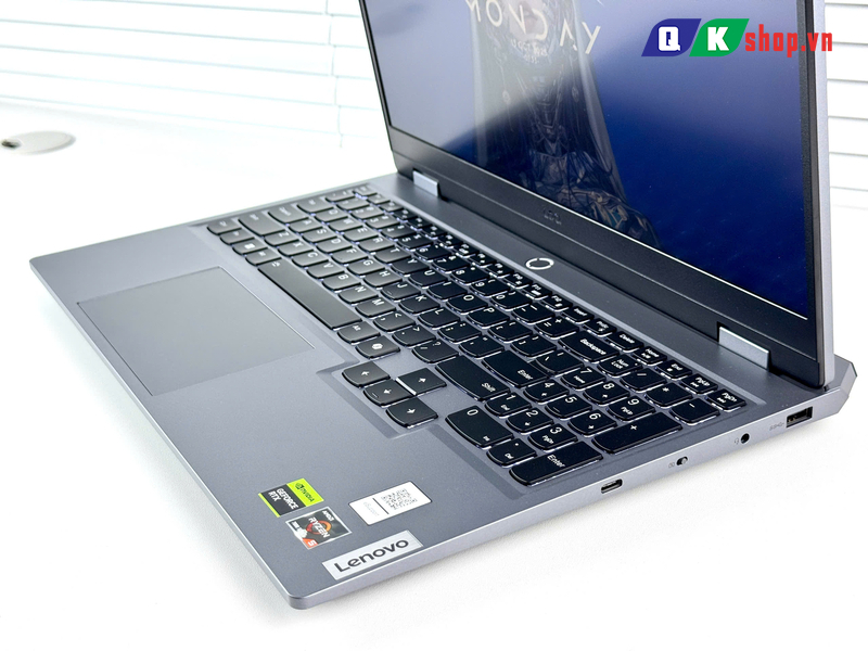 Laptop Lenovo LOQ 15ARP9 83JC00GKUS Ryzen 5-7235HS / Ram 12GB / SSD 512GB / 15.6 icnh FHD 144Hz / RTX 4050 6GB